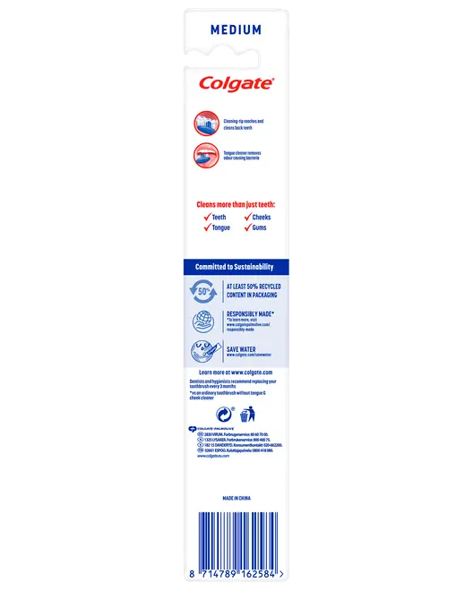 Colgate tandbørste i medium med hvid emballage, rød logo, blå bæredygtighedsoplysninger og rengøringspåstande på bagsiden.