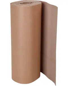 Stor rulle brun wellpapp, perfekt för packning, frakt eller skydd av föremål. Räfflad yta ger extra styrka och flexibilitet. Utrullad del visar tjocklek och struktur.