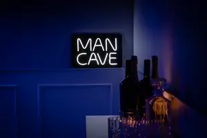 Neonskylt Man Cave H. 28 x B. 41 cm