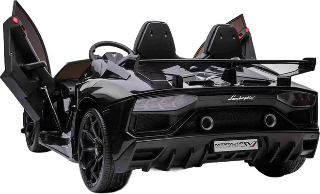 Sort Lamborghini Aventador SV elbil til børn, to sæder, realistiske baglygter, åbne saksedøre, detaljerede hjul, bagspoiler og dobbelt udstødningsdesign.