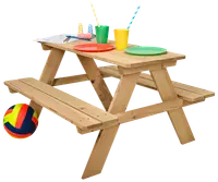 Børne picnicbord i træ med fastgjorte bænke, naturfarvet. Bordet har farverige tallerkener, kopper og sugerør. Inkluderer en farverig bold, perfekt til udendørs leg og spisning.