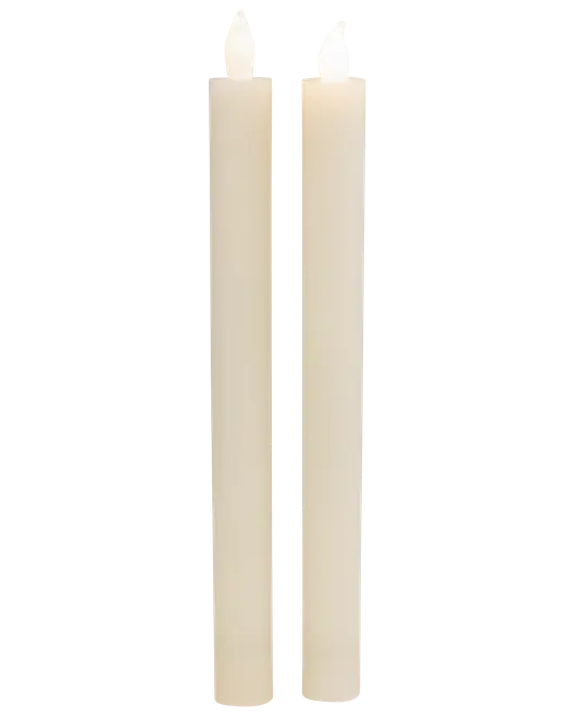 Sæt med to høje, elfenbensfarvede stagelys med glat overflade. Hver lys har en klassisk cylindrisk form, perfekt til lysestager og elegante borddækninger.