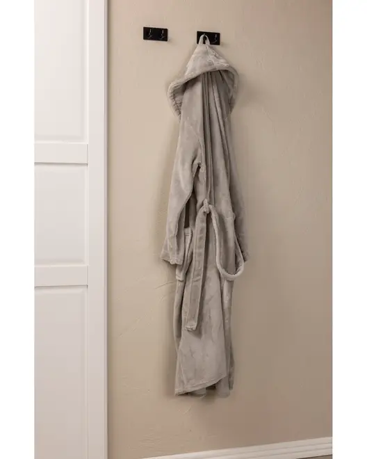 Lys grå, blød badekåbe med hætte, lange ærmer og bælte i taljen. To forlommer. Hænger på en vægkrog. Perfekt til afslapning eller efter bad.