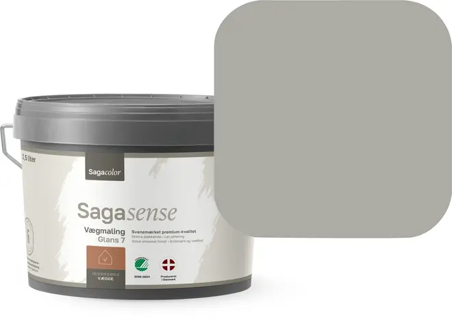 2,5-liters spand Sagasense vægmaling, halvmat finish, dæmpet lysegrå farve. Miljømærket, egnet til indendørs brug, med gråt låg og bærehåndtag.