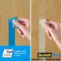 ScotchBlue malertape, blå farve, vises påført og fjernet fra en træoverflade uden rester. Kan sidde i op til 14 dage uden at efterlade mærker.