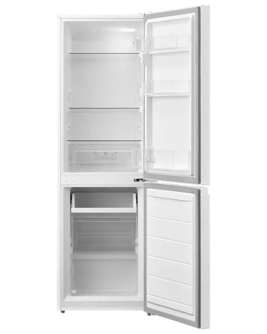 Vit kyl-frys med två dörrar, kylskåp upptill och frys nertill, justerbara hyllor, dörrfack och genomskinliga lådor. Båda dörrarna är öppna, rymligt inre.
