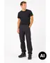 Sort T-shirt med korte ærmer og rund hals samt matchende sorte cargo-lignende bukser og sorte sneakers, vist på en mandlig model. - Billedet er skabt med AI