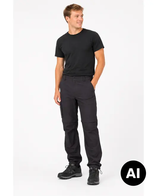 Sort T-shirt med korte ærmer og rund hals samt matchende sorte cargo-lignende bukser og sorte sneakers, vist på en mandlig model. - Billedet er skabt med AI