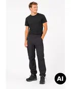 Sort T-shirt med korte ærmer og rund hals samt matchende sorte cargo-lignende bukser og sorte sneakers, vist på en mandlig model. - Billedet er skabt med AI