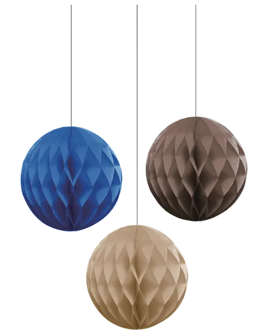 Tre kugleformede ophæng lavet af foldet papir med bikubestruktur. Hver kugle har en forskellig farve: én er blå, én er brun, og én er beige. Dekorationerne hænger i tynde sorte snore og har et geometrisk, facetslebet udseende på grund af papirfoldningen.