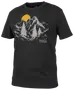 Sort kortærmet t-shirt med bjerg- og fyrretræsgrafik samt gul sol. Teksten "360 Outdoor" foran. Rund hals, afslappet pasform, ideel til udendørs eller hverdagsbrug.