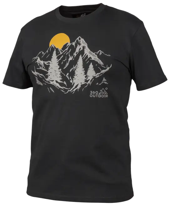 Sort kortærmet t-shirt med bjerg- og fyrretræsgrafik samt gul sol. Teksten "360 Outdoor" foran. Rund hals, afslappet pasform, ideel til udendørs eller hverdagsbrug.