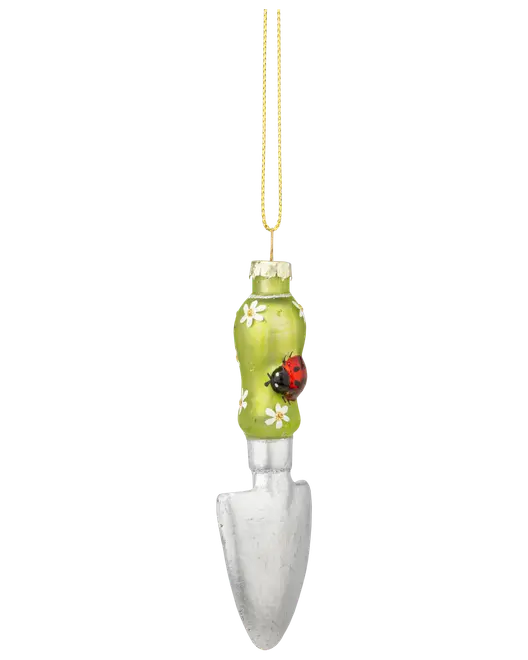 Havekultivator ornament med grøn håndtag, hvide blomster, rød mariehøne, sølv blad og guldfarvet ophængssnor. Fremstillet i glas, velegnet som julepynt.