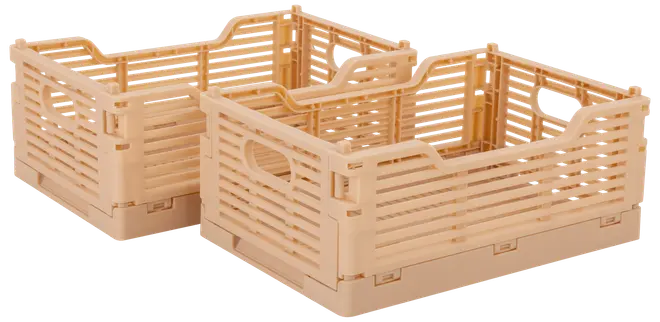 Sæt med to beige plast opbevaringskasser med lamelsider, indbyggede håndtag og stabelbart design. Perfekt til organisering, lette og sammenklappelige for nem opbevaring.