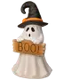 Halloween-spøgelsesfigur med heksehat og orange bånd, der holder et træskilt med teksten BOO.