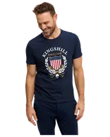 Marinblå herr-t-shirt med "Kingshill Polo Club" emblem, sköld, lagerkrans och korsade poloklubbor på bröstet. Kort ärm, rund hals, normal passform.