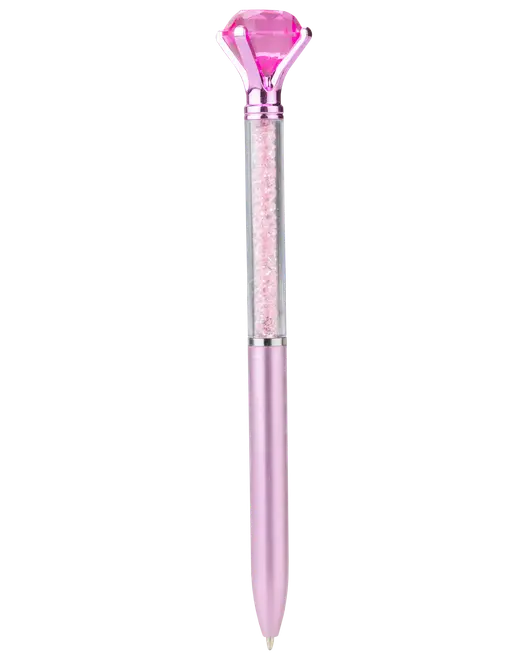 En metallisk lyserød kuglepen med en stor, facetslebet lyserød juvel på toppen. Den øverste del af pennen er gennemsigtig og fyldt med små, glitrende krystaller, mens den nederste del er ensfarvet lyserød med en glat, skinnende overflade. Kuglepennen har twist-mekanisme og et elegant, stilfuldt design.