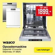 Gennemsigtige plastik-opbevaringskasser med mange genstande i står på trægulv