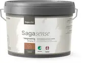 2,5 liters spand Sagacolor Sagasense vægmaling, Glans 7, til indendørs brug. Gråt låg, bærehåndtag og miljømærker. Velegnet til vaskbare, halv-silkematte vægge.