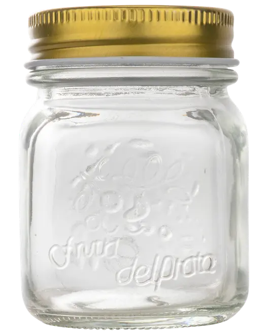 Klar glasbeholder med firkantet form, præget skrift på forsiden og gyldent metalskruelåg. Velegnet til opbevaring af syltetøj, krydderier eller små køkkenartikler.