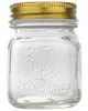 Klar glasbeholder med firkantet form, præget skrift på forsiden og gyldent metalskruelåg. Velegnet til opbevaring af syltetøj, krydderier eller små køkkenartikler.