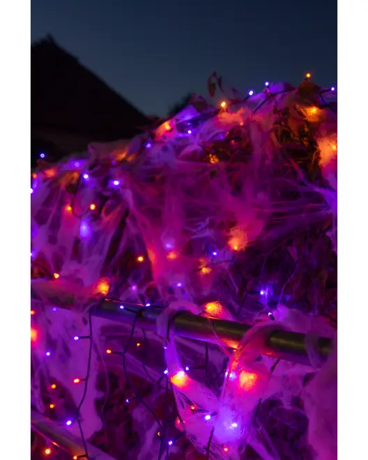 Lila, orange och blå LED-ljusslingor med konstgjorda spindelnät, perfekta för Halloween-dekoration, passar både inomhus och utomhus, skapar en kuslig feststämning.