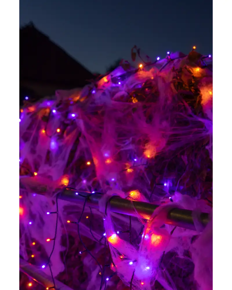 Lila, orange och blå LED-ljusslingor med konstgjorda spindelnät, perfekta för Halloween-dekoration, passar både inomhus och utomhus, skapar en kuslig feststämning.