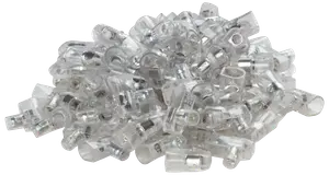 En bunke gennemsigtige plastikledningssamlinger med metalindsats, bruges til at forbinde elektriske ledninger sikkert. Hver samling har en skrueklemme for nem montering.