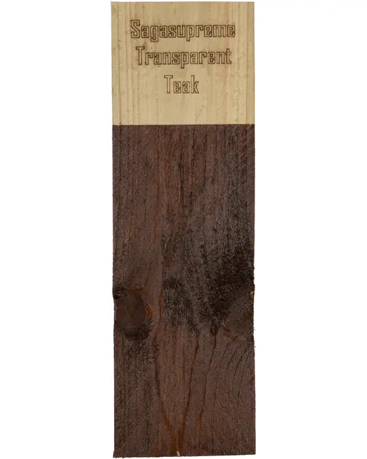 Rektangulær træprøve mærket 'Sagasupreme Transparent Teak'. Nederste del er dækket af en mørkebrun, transparent teakfinish, hvor træets årer og knaster er synlige.