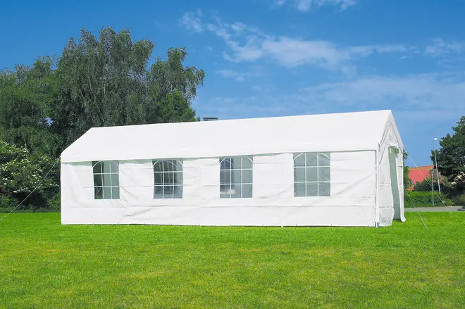 Stor vit utomhustält med välvda fönster, sadeltak och sidopaneler. Uppställt på gräsmatta, passar för fester, bröllop eller sammankomster. Stadig ram och väderbeständigt material.