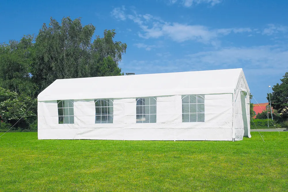 Stor vit utomhustält med välvda fönster, sadeltak och sidopaneler. Uppställt på gräsmatta, passar för fester, bröllop eller sammankomster. Stadig ram och väderbeständigt material.