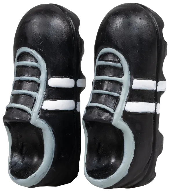 Sort lakrids slik formet som sneakers, med hvide og lyseblå detaljer der ligner snørebånd og striber. Blød tekstur, sjovt design, perfekt til temafester eller gaver.