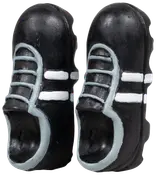 Sort lakrids slik formet som sneakers, med hvide og lyseblå detaljer der ligner snørebånd og striber. Blød tekstur, sjovt design, perfekt til temafester eller gaver.