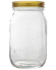 Klar glasbeholder med firkantet form, præget skrift på forsiden og gyldent metalskruelåg. Velegnet til opbevaring af syltetøj, krydderier eller små køkkenartikler.