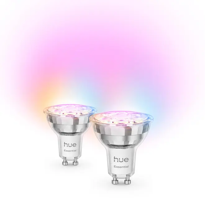 Sæt med to Philips Hue Essential GU10 smarte LED-pærer, sølvfarvet sokkel, farveskiftende funktion, kompakt spotdesign, tilpasselig belysning, kompatibel med app- og stemmestyring.
