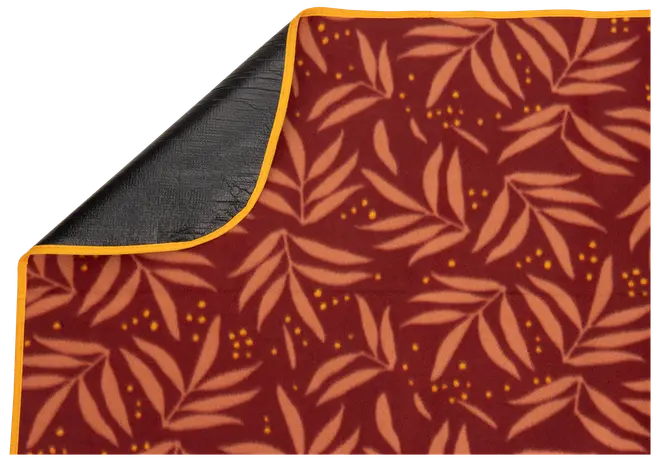 Udendørs picnic-tæppe med rød og orange bladmønster, gul kant og vandtæt sort bagside. Blødt stof, velegnet til picnic, camping eller strand. Kan foldes og transporteres.