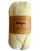Cremefarvet garnnøgle med brun papiretiket med teksten Uldgarn, 50 g ca. 120 m.