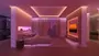 Moderne soveværelse med LED-lys, platformsseng, blødt sengetøj, vægmonteret TV, stort vindue med gardiner og minimalistisk indretning. Varme pink og orange toner skaber hyggelig stemning.