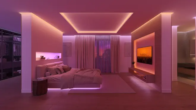 Moderne soveværelse med LED-lys, platformsseng, blødt sengetøj, vægmonteret TV, stort vindue med gardiner og minimalistisk indretning. Varme pink og orange toner skaber hyggelig stemning.