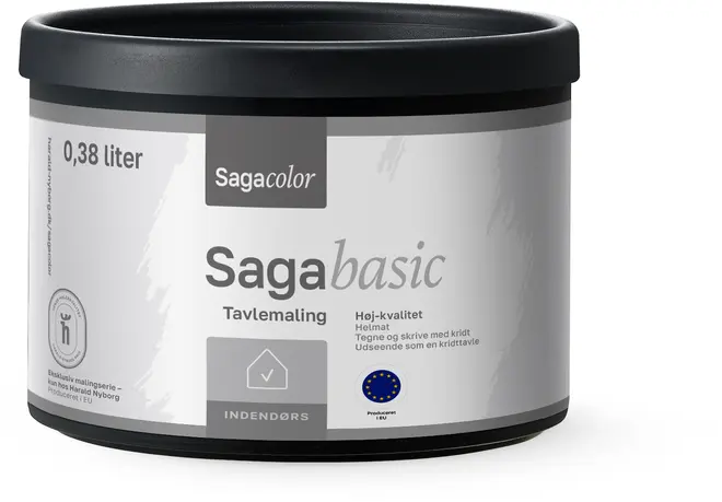 En 0,38 liters bøtte Sagabasic tavlemaling, mat finish, til indendørs brug. Sort og grå emballage med produktinformation og tætsluttende skruelåg.