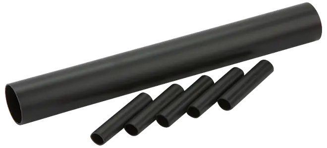 Set med svart krympslang i olika diametrar, tillverkad av flexibel plast, används för isolering och skydd av elektriska ledningar. Slät yta, cylindrisk form.