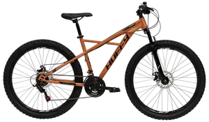 Orange mountainbike med framdämpning, svart sadel, 21-växlad system, skivbromsar och grovmönstrade däck. Lätt ram för terräng- och stigcykling.
