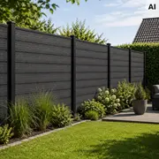 Mørkegrå hegnspaneler med trælook og sorte stolper, der skaber en moderne afskærmning til haven.