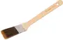 Platt pensel med ljust träskaft, metallhylsa och bruna syntetborst. Skaftet har upphängningshål och "Sagacolor"-märke. Passar för målning eller lackering.