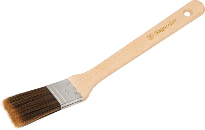 Platt pensel med ljust träskaft, metallhylsa och bruna syntetborst. Skaftet har upphängningshål och "Sagacolor"-märke. Passar för målning eller lackering.