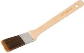 Flad pensel med lyst træskaft, metalbånd og brune syntetiske børster. Skaftet har ophængshul og "Sagacolor" mærke. Velegnet til maling eller lakering.