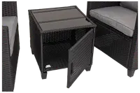 Svart rotting sidobord för utomhusbruk med glasskiva och frontöppnat förvaringsutrymme. Bordet är fyrkantigt och matchar de vadderade sittmöblerna.