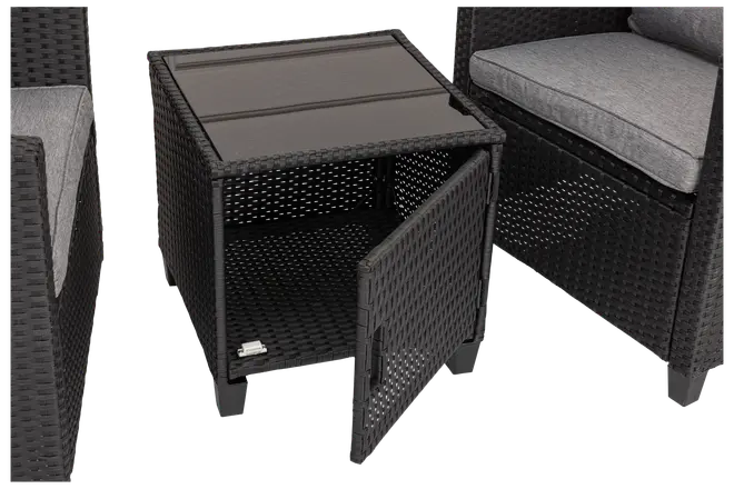 Sort rattan udendørs sidebord med glasplade og frontåbent opbevaringsrum. Bordet er firkantet og matcher de omkringstående polstrede siddepladser.