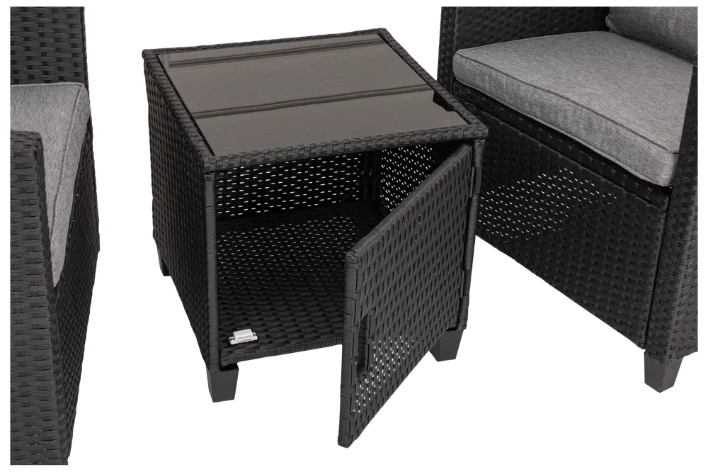 Svart rotting sidobord för utomhusbruk med glasskiva och frontöppnat förvaringsutrymme. Bordet är fyrkantigt och matchar de vadderade sittmöblerna.