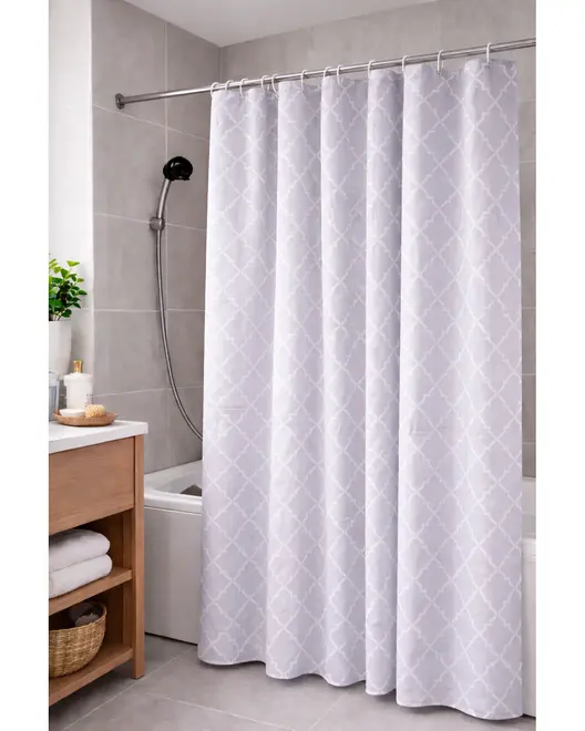 Lys grå badeforhæng med diskret hvidt geometrisk mønster, hængende på metalringe, passer til badekar eller brusekabine, giver et moderne præg til badeværelset.